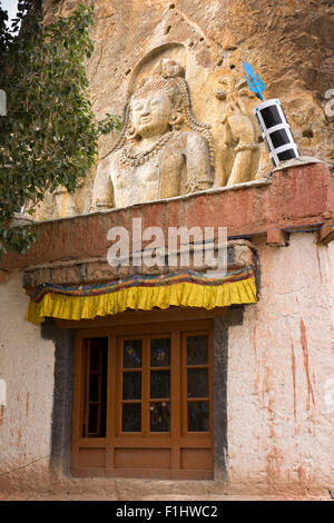 Indien, Jammu & Kashmir, Ladakh Buddhismus, Mulbekh, Chamba Statue, 700AD Figur des Maitreya der zukünftige Buddha, über dem Tempel zu kommen Stockfoto