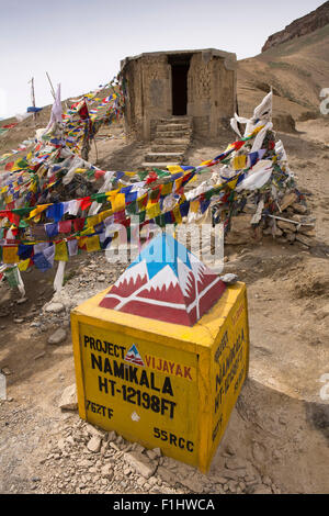 Indien, Jammu & Kaschmir, Srinagar zu Leh Highway, Namika La 12.198 Fuß hohen Berg pass Marker Stein Stockfoto