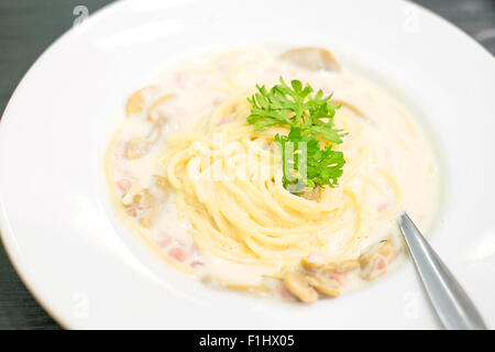 Spaghetti Schinken und Pilzen, selektiven Fokus-Punkt Stockfoto