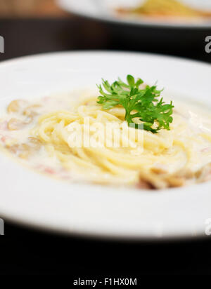 Spaghetti Schinken und Pilzen, selektiven Fokus-Punkt Stockfoto