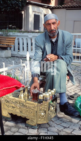 Schuhputz-Mann aus Istanbul, sitzen, einen Drink warten auf Kunden Stockfoto