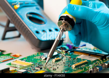 Das Löten von Chips auf der Leiterplatte Stockfoto