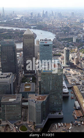 Luftaufnahme von Canary Wharf, Docklands & Themse in Richtung der zentralen Skyline von London, UK Stockfoto