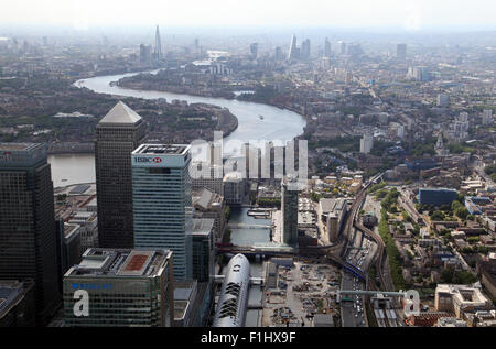 Luftaufnahme von Canary Wharf, Docklands & Themse in Richtung der zentralen Skyline von London, UK Stockfoto