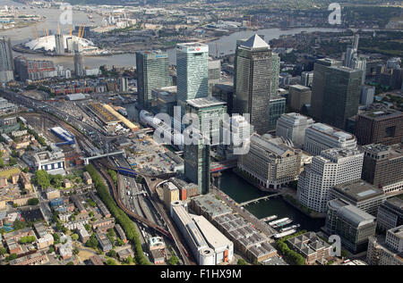 Luftaufnahme des Canary Wharf & O2 Arena Suche entlang der West India Dock Road A1261 und Docklands Light Railway DLR, East London Stockfoto