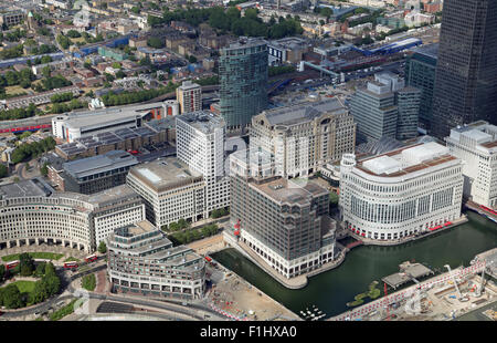 Luftaufnahme des mittleren Dock und West Indien Road in Canary Wharf, East London, UK Stockfoto