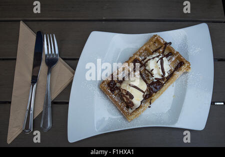 Leckere süße Waffel mit Sahne und Eis in einer Waffel-Shop in Brügge, Belgien. Eine perfekte Möglichkeit, den Tag zu beginnen! Stockfoto