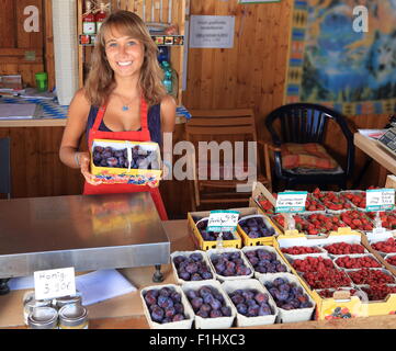 Eine Frau, die Früchte in einer Vertrieb Hütte zu verkaufen Stockfoto