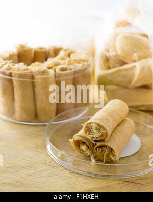 Tong Muan, gerollte Waffeln, ein traditionelles Dessert in Thailand Stockfoto