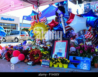 Cypress, TX, USA. 2. Sep, 2015. September2, 2015: Hunderte von Luftballons, Blumen und Fotos zu Ehren getöteten Harris County Deputy, DARREN GOFORTH wurden an die provisorische Gedenkstätte in der Nähe der mittlerweile berüchtigten Pumpe 8 bei der Chevron-Tankstelle an der Ecke der Telge Rd. und West Avenue in Cypress, Texas, einem nordwestlichen Vorort von Houston gelegen. Credit: Ken Murray/ZUMA Draht/Alamy Live-Nachrichten Stockfoto