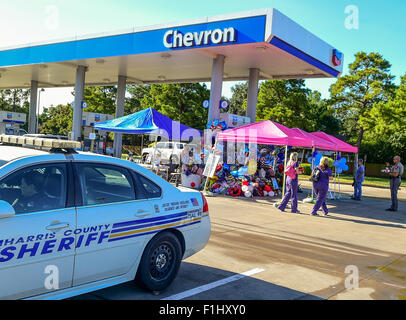 Cypress, TX, USA. 2. Sep, 2015. 2. September 2015: Sheriffs Abgeordneten und die Öffentlichkeit weiterhin huldigen getöteten Harris County Deputy, DARREN GOFORTH nahe der mittlerweile berüchtigten Pumpe 8 bei der Chevron-Tankstelle an der Ecke der Telge Rd. und West Avenue in Cypress, Texas, einem nordwestlichen Vorort von Houston gelegen. Credit: Ken Murray/ZUMA Draht/Alamy Live-Nachrichten Stockfoto