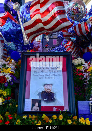 Cypress, TX, USA. 2. Sep, 2015. September2, 2015: Hunderte von Luftballons, Blumen und Fotos zu Ehren getöteten Harris County Deputy, DARREN GOFORTH wurden an die provisorische Gedenkstätte in der Nähe der mittlerweile berüchtigten Pumpe 8 bei der Chevron-Tankstelle an der Ecke der Telge Rd. und West Avenue in Cypress, Texas, einem nordwestlichen Vorort von Houston gelegen. Credit: Ken Murray/ZUMA Draht/Alamy Live-Nachrichten Stockfoto