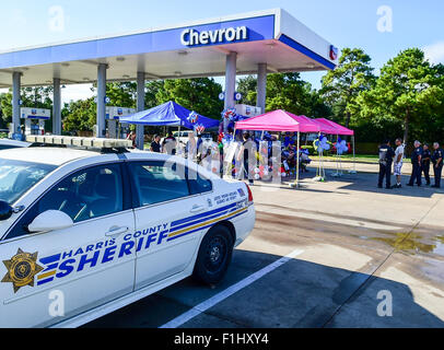 Cypress, TX, USA. 2. Sep, 2015. 2. September 2015: Sheriffs Abgeordneten und die Öffentlichkeit weiterhin huldigen getöteten Harris County Deputy, DARREN GOFORTH nahe der mittlerweile berüchtigten Pumpe 8 bei der Chevron-Tankstelle an der Ecke der Telge Rd. und West Avenue in Cypress, Texas, einem nordwestlichen Vorort von Houston gelegen. Credit: Ken Murray/ZUMA Draht/Alamy Live-Nachrichten Stockfoto