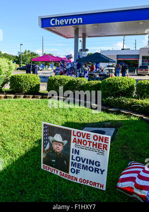 Cypress, TX, USA. 2. Sep, 2015. September2, 2015: Hunderte von Luftballons, Blumen und Fotos zu Ehren getöteten Harris County Deputy, DARREN GOFORTH wurden an die provisorische Gedenkstätte in der Nähe der mittlerweile berüchtigten Pumpe 8 bei der Chevron-Tankstelle an der Ecke der Telge Rd. und West Avenue in Cypress, Texas, einem nordwestlichen Vorort von Houston gelegen. Credit: Ken Murray/ZUMA Draht/Alamy Live-Nachrichten Stockfoto