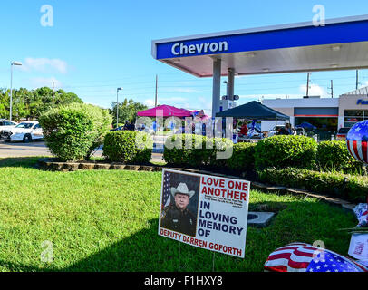 Cypress, TX, USA. 2. Sep, 2015. September2, 2015: Hunderte von Luftballons, Blumen und Fotos zu Ehren getöteten Harris County Deputy, DARREN GOFORTH wurden an die provisorische Gedenkstätte in der Nähe der mittlerweile berüchtigten Pumpe 8 bei der Chevron-Tankstelle an der Ecke der Telge Rd. und West Avenue in Cypress, Texas, einem nordwestlichen Vorort von Houston gelegen. Credit: Ken Murray/ZUMA Draht/Alamy Live-Nachrichten Stockfoto