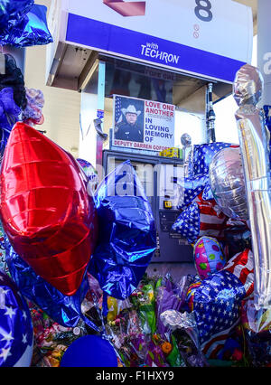 Cypress, TX, USA. 2. Sep, 2015. September2, 2015: Hunderte von Luftballons, Blumen und Fotos zu Ehren getöteten Harris County Deputy, DARREN GOFORTH wurden an die provisorische Gedenkstätte in der Nähe der mittlerweile berüchtigten Pumpe 8 bei der Chevron-Tankstelle an der Ecke der Telge Rd. und West Avenue in Cypress, Texas, einem nordwestlichen Vorort von Houston gelegen. Credit: Ken Murray/ZUMA Draht/Alamy Live-Nachrichten Stockfoto