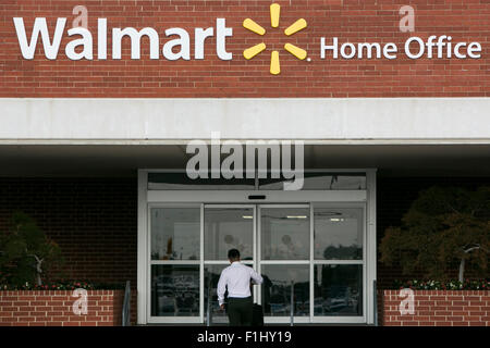 Ein Logo Zeichen außerhalb der Walmart-zentrale, bekannt als das Home-Office in Bentonville, Arkansas am 18. August 2015. Stockfoto