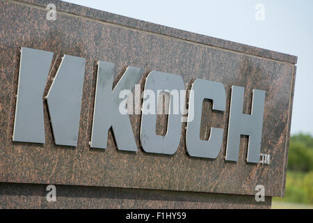 Ein Logo Zeichen außerhalb der Hauptsitz der Koch Industries, Inc., in Wichita, Kansas, am 22. August 2015. Stockfoto