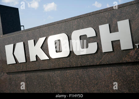 Ein Logo Zeichen außerhalb der Hauptsitz der Koch Industries, Inc., in Wichita, Kansas, am 22. August 2015. Stockfoto