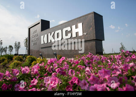 Ein Logo Zeichen außerhalb der Hauptsitz der Koch Industries, Inc., in Wichita, Kansas, am 22. August 2015. Stockfoto