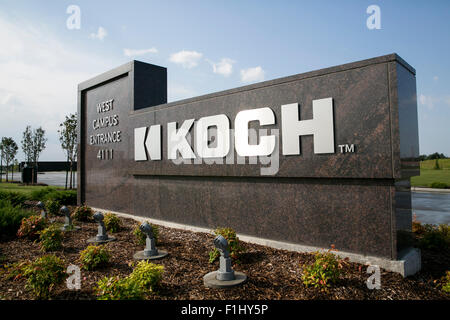 Ein Logo Zeichen außerhalb der Hauptsitz der Koch Industries, Inc., in Wichita, Kansas, am 22. August 2015. Stockfoto