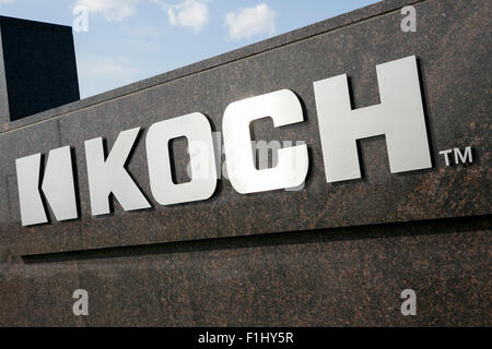 Ein Logo Zeichen außerhalb der Hauptsitz der Koch Industries, Inc., in Wichita, Kansas, am 22. August 2015. Stockfoto