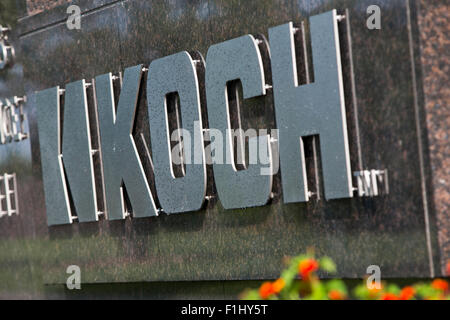 Ein Logo Zeichen außerhalb der Hauptsitz der Koch Industries, Inc., in Wichita, Kansas, am 22. August 2015. Stockfoto