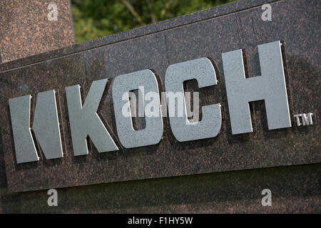 Ein Logo Zeichen außerhalb der Hauptsitz der Koch Industries, Inc., in Wichita, Kansas, am 22. August 2015. Stockfoto