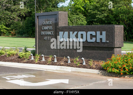 Ein Logo Zeichen außerhalb der Hauptsitz der Koch Industries, Inc., in Wichita, Kansas, am 22. August 2015. Stockfoto