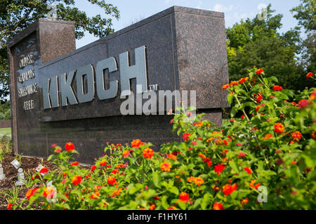 Ein Logo Zeichen außerhalb der Hauptsitz der Koch Industries, Inc., in Wichita, Kansas, am 22. August 2015. Stockfoto