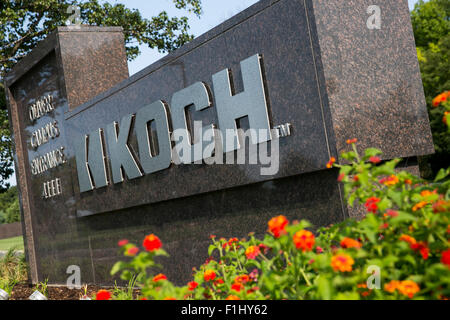 Ein Logo Zeichen außerhalb der Hauptsitz der Koch Industries, Inc., in Wichita, Kansas, am 22. August 2015. Stockfoto