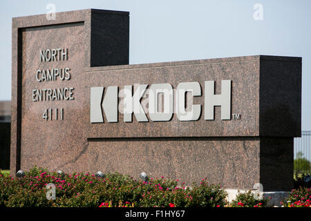 Ein Logo Zeichen außerhalb der Hauptsitz der Koch Industries, Inc., in Wichita, Kansas, am 22. August 2015. Stockfoto