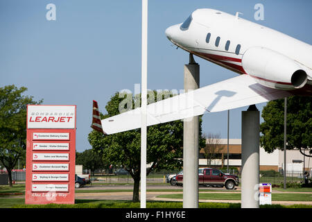 Ein Logo Zeichen außerhalb der Hauptsitz der Bombardier Learjet Corporation in Wichita, Kansas, am 22. August 2015. Stockfoto