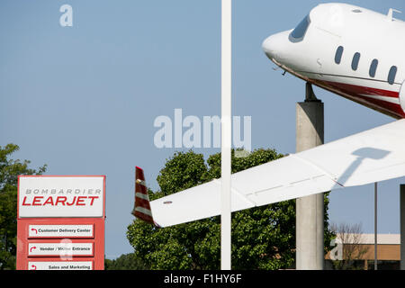 Ein Logo Zeichen außerhalb der Hauptsitz der Bombardier Learjet Corporation in Wichita, Kansas, am 22. August 2015. Stockfoto