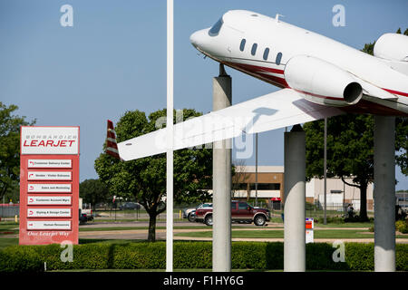 Ein Logo Zeichen außerhalb der Hauptsitz der Bombardier Learjet Corporation in Wichita, Kansas, am 22. August 2015. Stockfoto