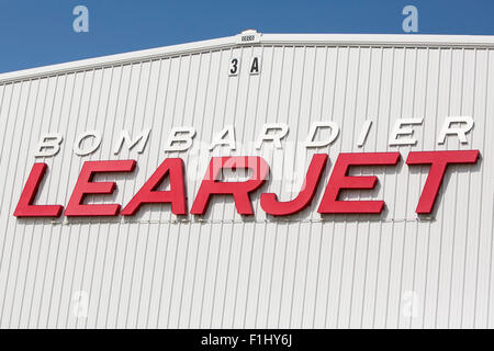 Ein Logo Zeichen außerhalb der Hauptsitz der Bombardier Learjet Corporation in Wichita, Kansas, am 22. August 2015. Stockfoto