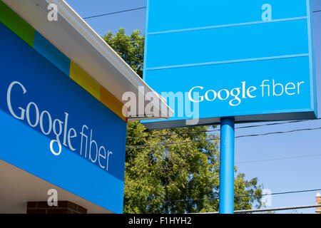 Ein Logo Zeichen außerhalb von Google Fiber Vertriebsbüro in Kansas City, Missouri am 23. August 2015. Stockfoto