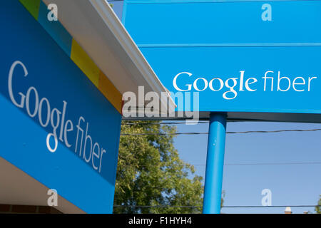 Ein Logo Zeichen außerhalb von Google Fiber Vertriebsbüro in Kansas City, Missouri am 23. August 2015. Stockfoto