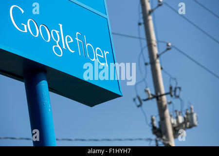 Ein Logo Zeichen außerhalb von Google Fiber Vertriebsbüro in Kansas City, Missouri am 23. August 2015. Stockfoto