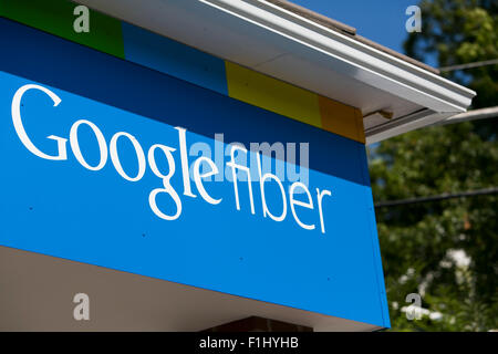 Ein Logo Zeichen außerhalb von Google Fiber Vertriebsbüro in Kansas City, Missouri am 23. August 2015. Stockfoto