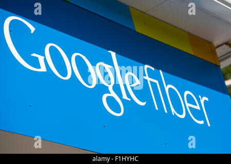 Ein Logo Zeichen außerhalb von Google Fiber Vertriebsbüro in Kansas City, Missouri am 23. August 2015. Stockfoto