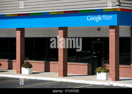 Ein Logo Zeichen außerhalb von Google Fiber Vertriebsbüro in Kansas City, Missouri am 23. August 2015. Stockfoto