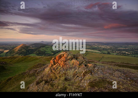 Die Aussicht vom Gipfel des Caer Caradoc in Richtung The Lawley und The Wrekin bei Sonnenuntergang, Kirche Stretton, Shropshire, UK Stockfoto