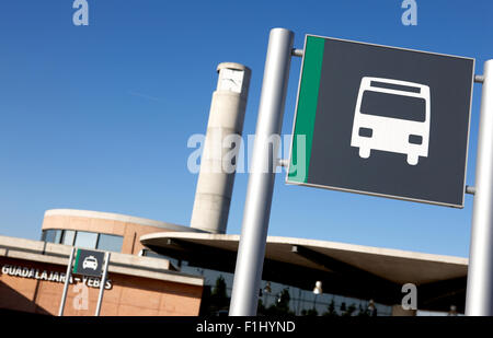 Bus-Wegweiser auf einem Bahnhof mit blauem Himmel Stockfoto