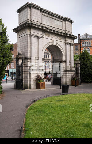 Die Füsiliere Bogen Tor zum St. Stephens Green mit den Namen der Royal Dublin Fusiliers im Burenkrieg, Dubli getöteten Stockfoto