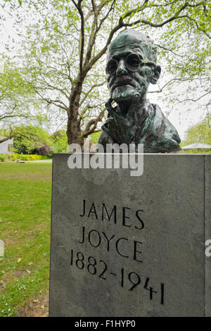 James Joyce-Büste auf Sockel in St. Stephens Green, Dublin, Irland. Stockfoto