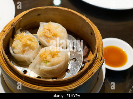 Dim Sum in Bambus-Dampf-Container Stockfoto