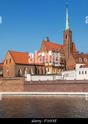 Kirche des Heiligen Kreuzes und Bartholomäus aus dem Fluss Oder in Wroclaw, Polen. Stockfoto