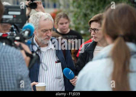 Colchester, UK. 2. September 2015. Jeremy Corbyn befasst sich mit Anhänger bei Ivor Crewe Hörsaal, Colchester, UK. Bildnachweis: Rodney Jones/Alamy Live-Nachrichten Stockfoto