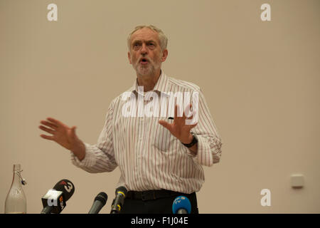 Colchester, UK. 2. September 2015. Jeremy Corbyn befasst sich mit Anhänger bei Ivor Crewe Hörsaal, Colchester, UK. Bildnachweis: Rodney Jones/Alamy Live-Nachrichten Stockfoto